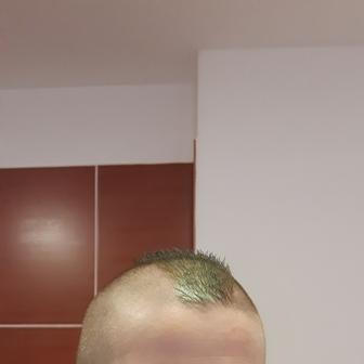 Vždycky, když jsem se během následujících 2,5 let vracela do nemocnice na hospitalizaci v rámci konsolidace nebo udržovací léčby a měla jsem dorostlé vlasy, něco jsem si s nimi vyvedla.