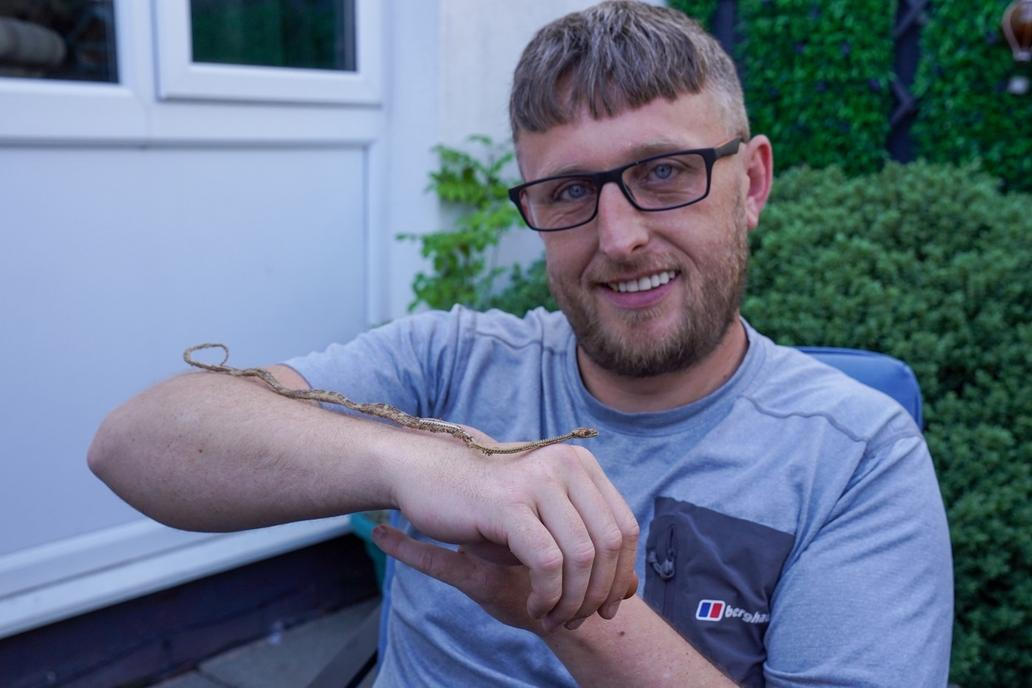 Sam Blackburn ze Stocktonu se nečekaně znovu setkal se svým dětským mazlíčkem – hadem Sidneym – více než dvě desetiletí poté, co had zmizel.