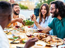 Skupina přátel jí venku