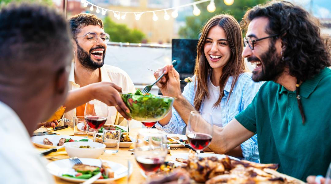 Skupina přátel jí venku