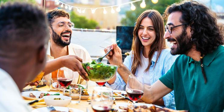 Skupina přátel jí venku