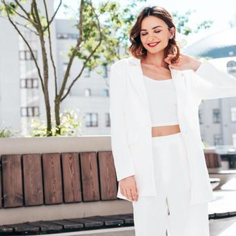 Žena v bílém kompletu