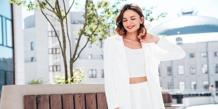 Žena v bílém kompletu