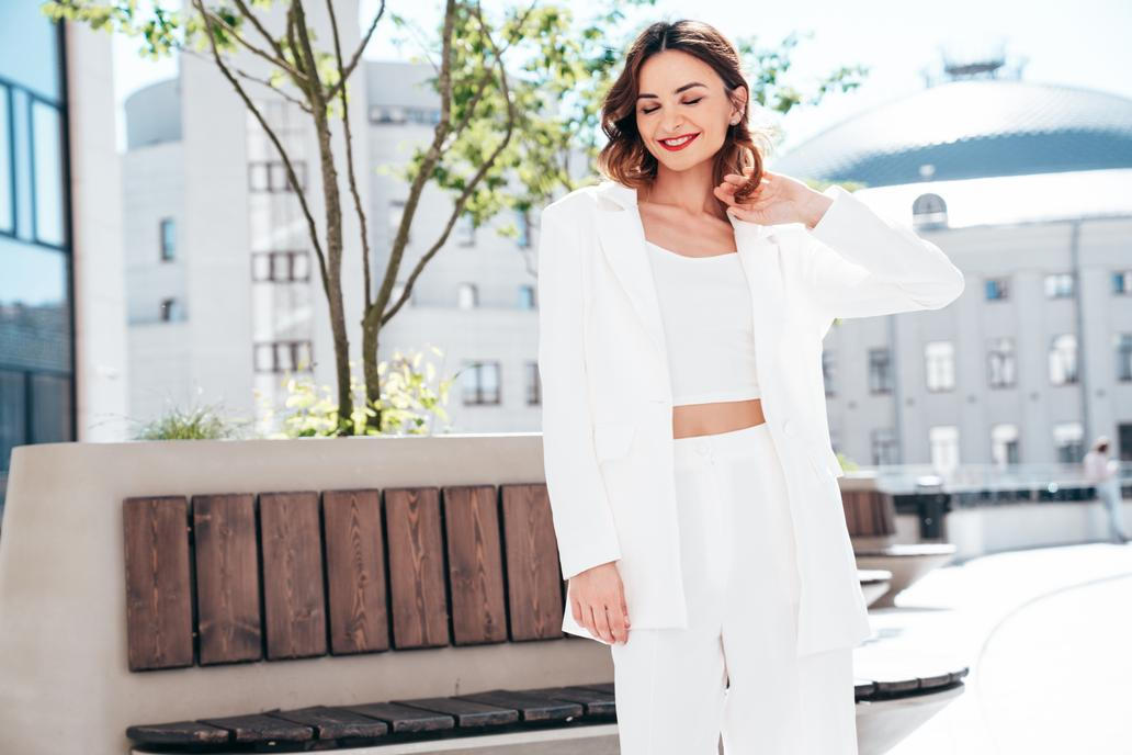 Žena v bílém kompletu