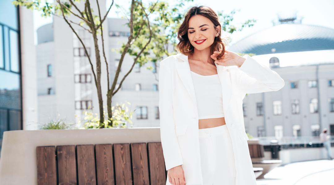Žena v bílém kompletu