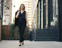 Žena v černém outfitu venku