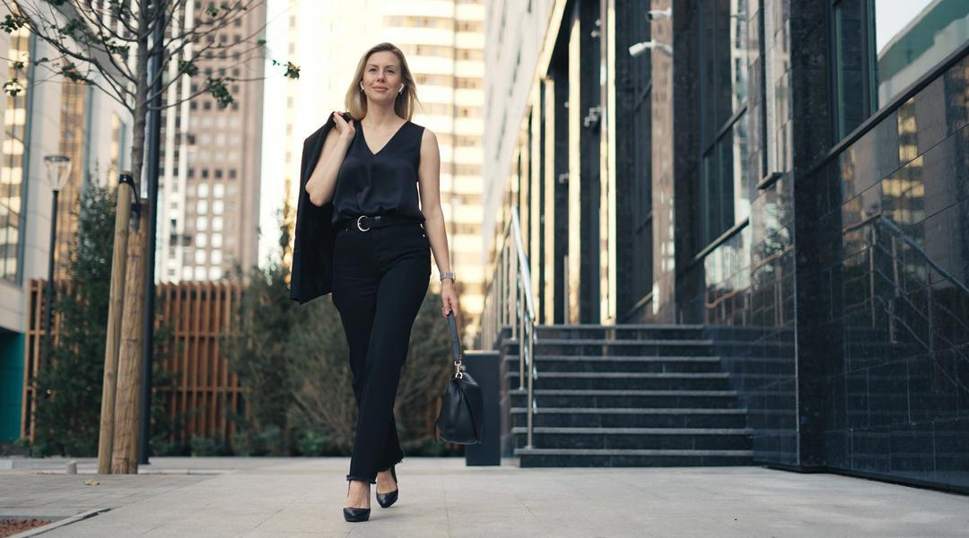 Žena v černém outfitu venku