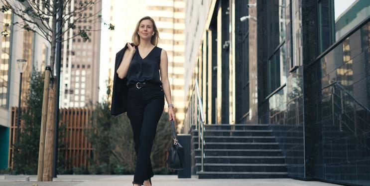 Žena v černém outfitu venku