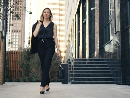 Žena v černém outfitu venku