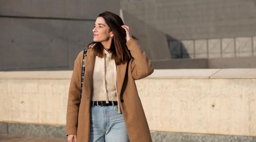 Žena v hnědém kabátě