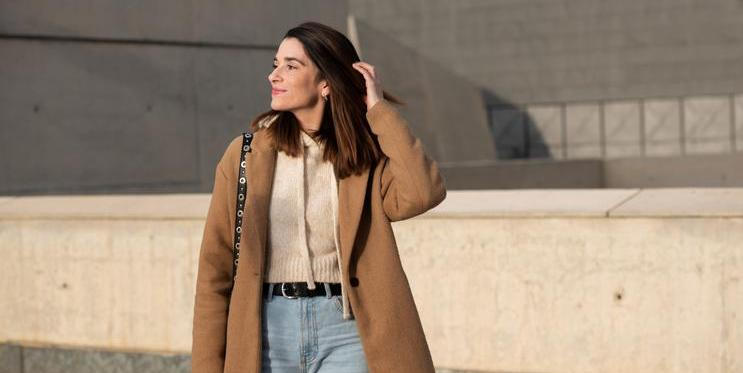 Žena v hnědém kabátě