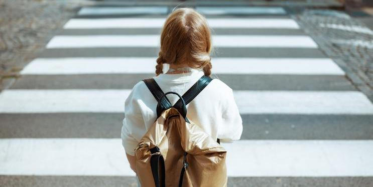 Dítě na cestě do školy