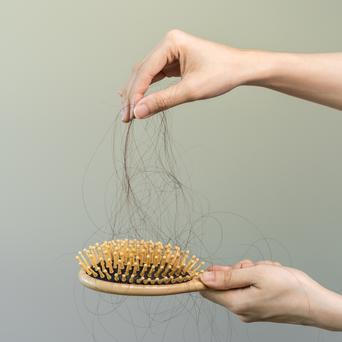 Řídnutí vlasů může avizovat problém s ledvinami