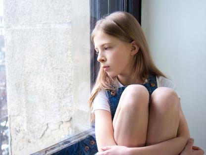 Smutné dítě u okna