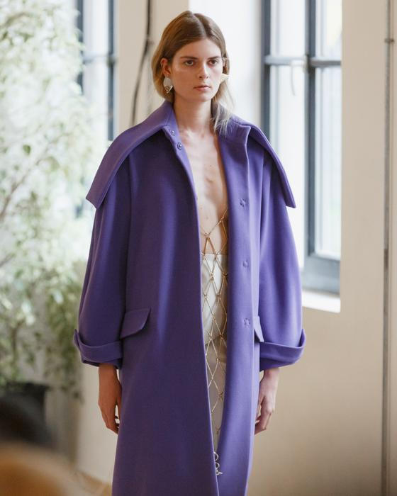 Žena ve fialovém kabátě