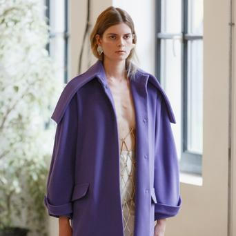 Žena ve fialovém kabátě