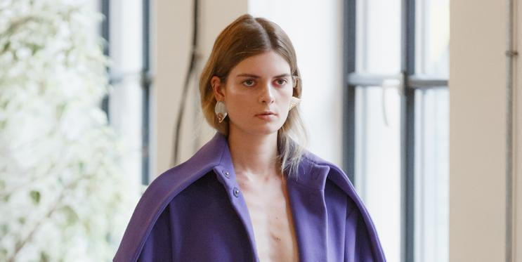 Žena ve fialovém kabátě