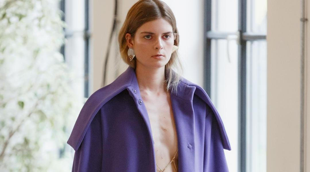 Žena ve fialovém kabátě