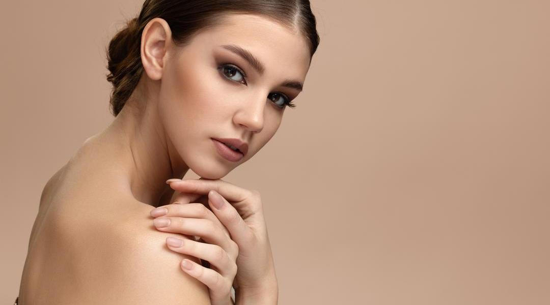 Žena s hezkou manikúrou