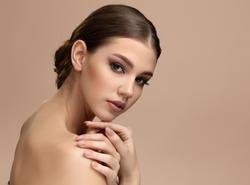 Žena s hezkou manikúrou