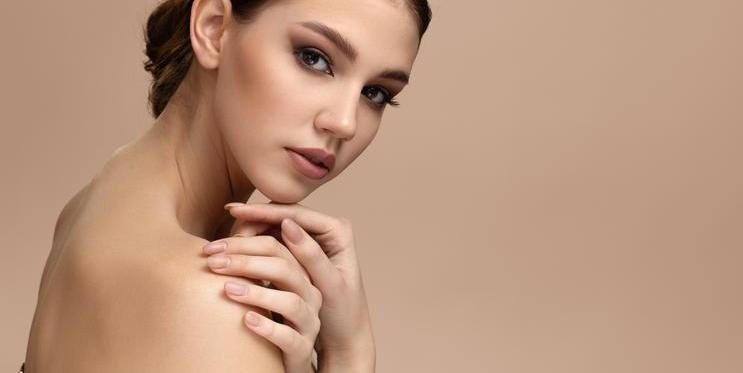 Žena s hezkou manikúrou