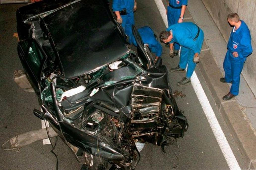 Záběr na těžce poškozené auto v tunelu mostu Alma v Paříži, ve kterém v neděli 31. srpna 1997 brzy ráno zemřela princezna Diana a její přítel Dodi Fayed. Záběr na těžce poškozené auto v tunelu mostu Alma v Paříži, ve kterém v neděli 31. srpna 1997 brzy ráno zemřela princezna Diana a její přítel Dodi Fayed.