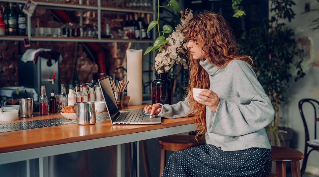 Žena v kavárně s počítačem