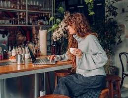 Žena v kavárně s počítačem