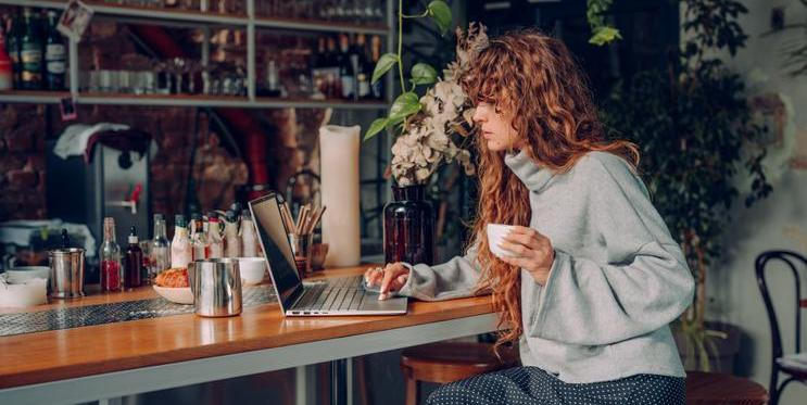 Žena v kavárně s počítačem