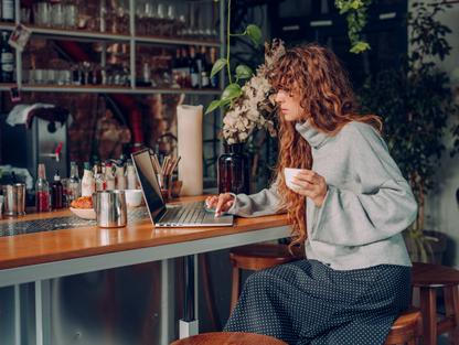 Žena v kavárně s počítačem