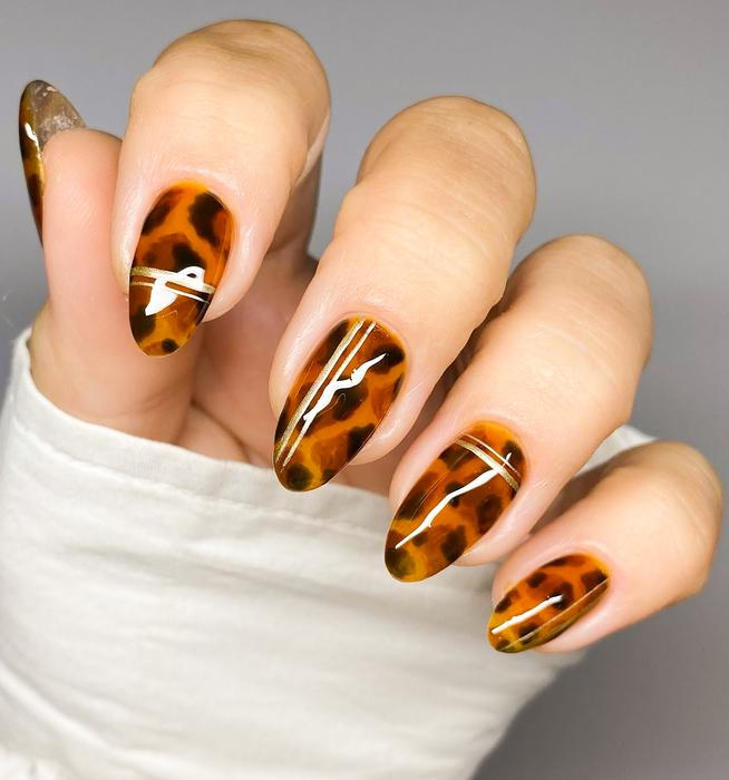 Želvovinová manikúra
