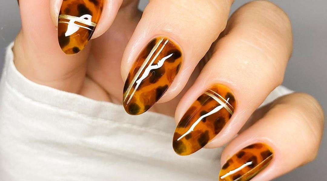 Želvovinová manikúra