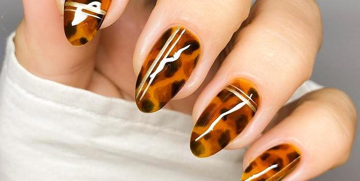 Želvovinová manikúra
