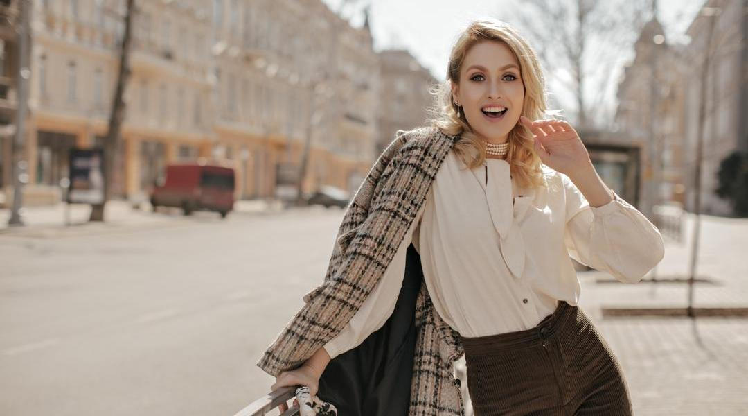 Blondýnka v podzimním outfitu