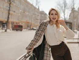 Blondýnka v podzimním outfitu