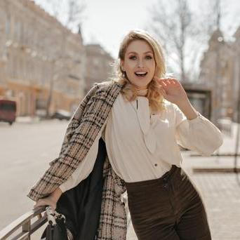 Blondýnka v podzimním outfitu