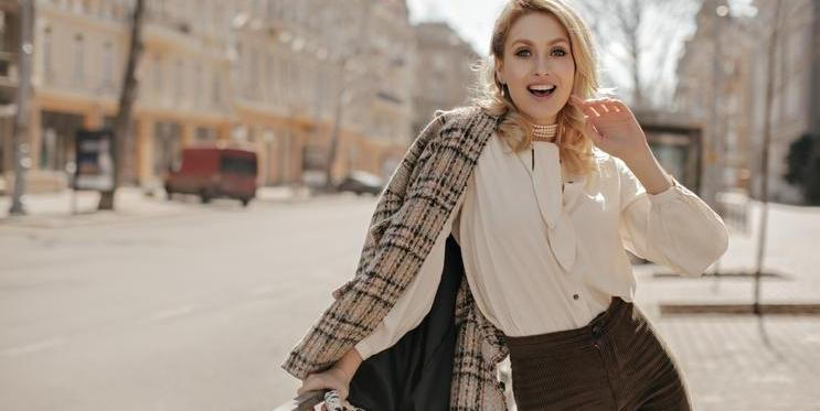 Blondýnka v podzimním outfitu