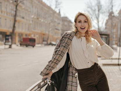 Blondýnka v podzimním outfitu