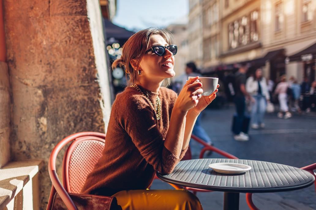 Elegantní žena s hrnkem kávy