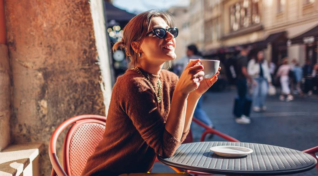 Elegantní žena s hrnkem kávy