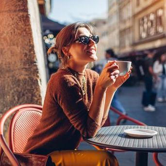 Elegantní žena s hrnkem kávy