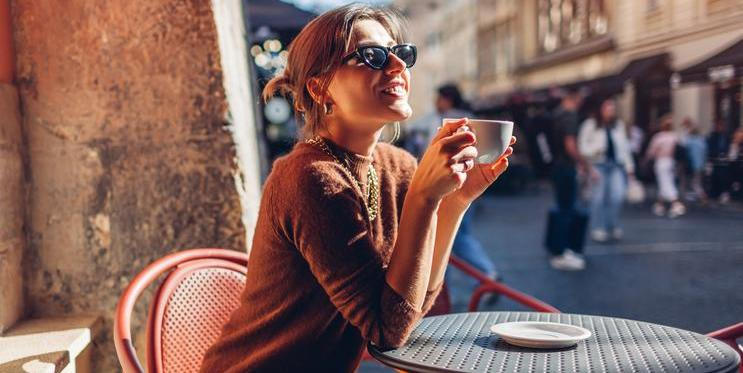 Elegantní žena s hrnkem kávy