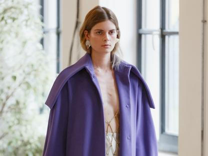 Žena ve fialovém kabátě