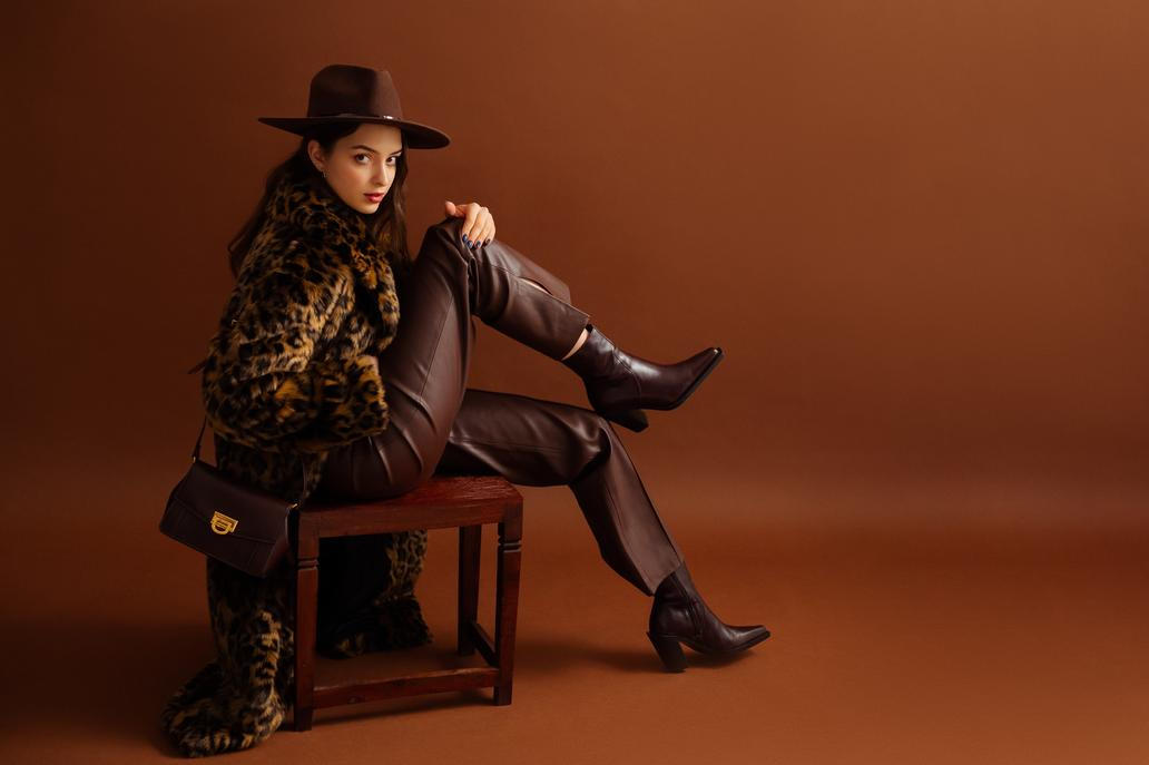 Žena v čokoládově hnědé