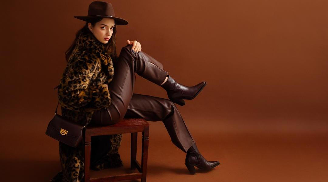 Žena v čokoládově hnědé