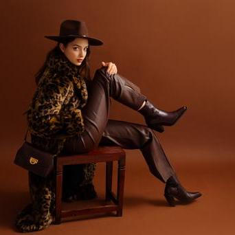 Žena v čokoládově hnědé