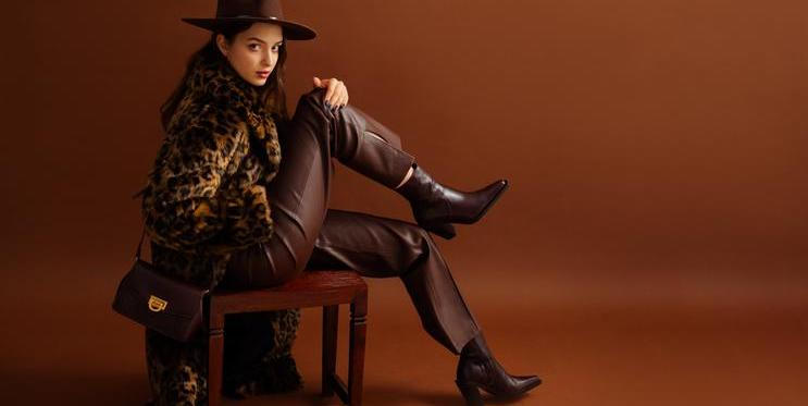 Žena v čokoládově hnědé