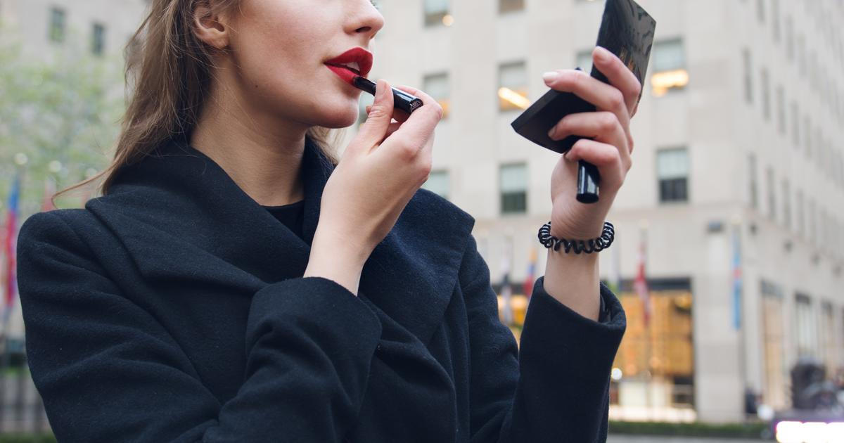 Žena si nanáší rtěnku