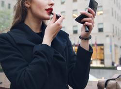 Žena si nanáší rtěnku