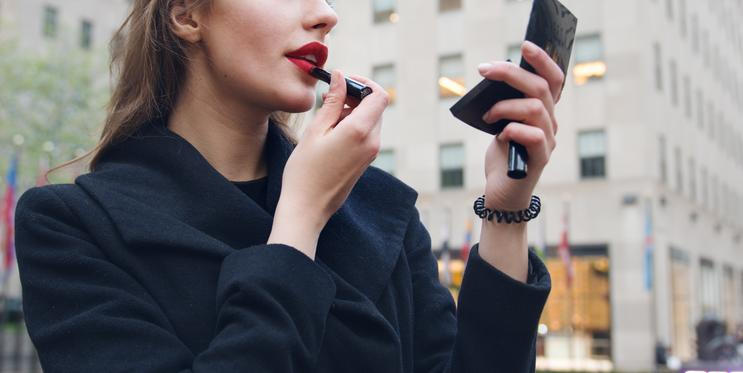 Žena si nanáší rtěnku